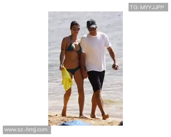 足球明星情侣浪漫游泳视频曝光甜蜜瞬间引发热议