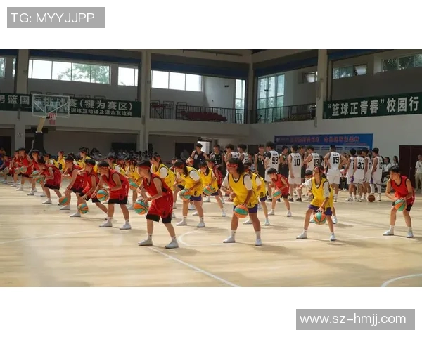 足球巨星亲临篮球场与明星球员互动共庆体育精神盛宴